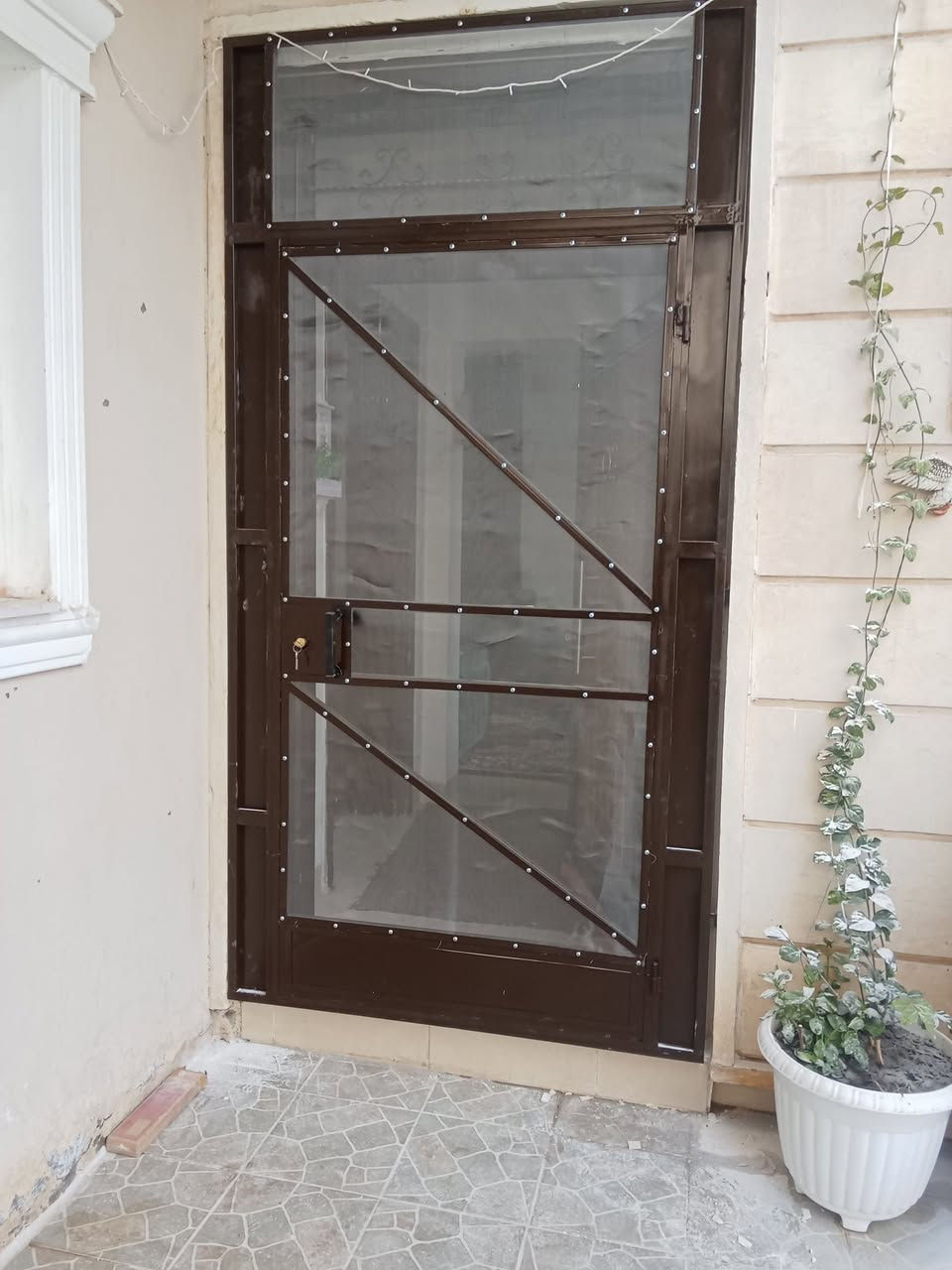 محل حدادة اشتي دو  في مجمع اشتي دو لعمل كافه الاعمال الحدادة  من ابواب ومحجرات وسقائف خارجيه وداخليه  وغرف السندوش بنل 
*********** فايبر 
*********** واتس اب 
العمل في كل مكان في اربيل
