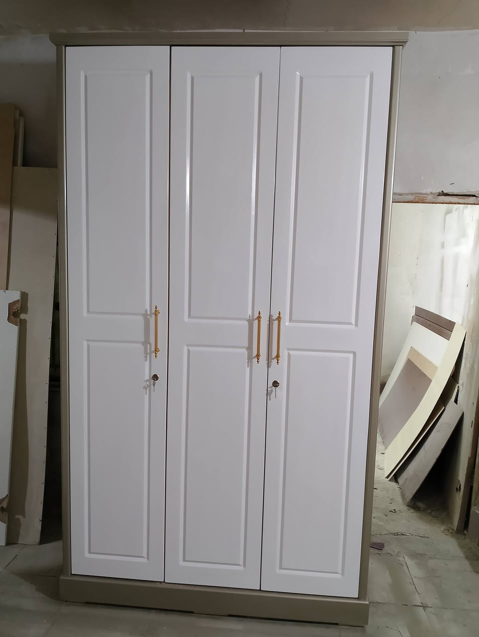 معرض سليم
كنتور كويتي 3 باب عرض متره وربع رتفاع مترين و40سم 
السعر ,300 
***********
