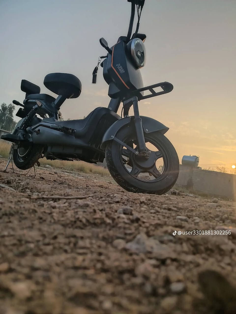 السلام عليكم دراجه شحن 4 بطاريات جدد مستخدمه شهرين دراجه خير من الله حلوه *********** سعر خاص او. تصل ع رقم سرعتها 60         3سرعات
