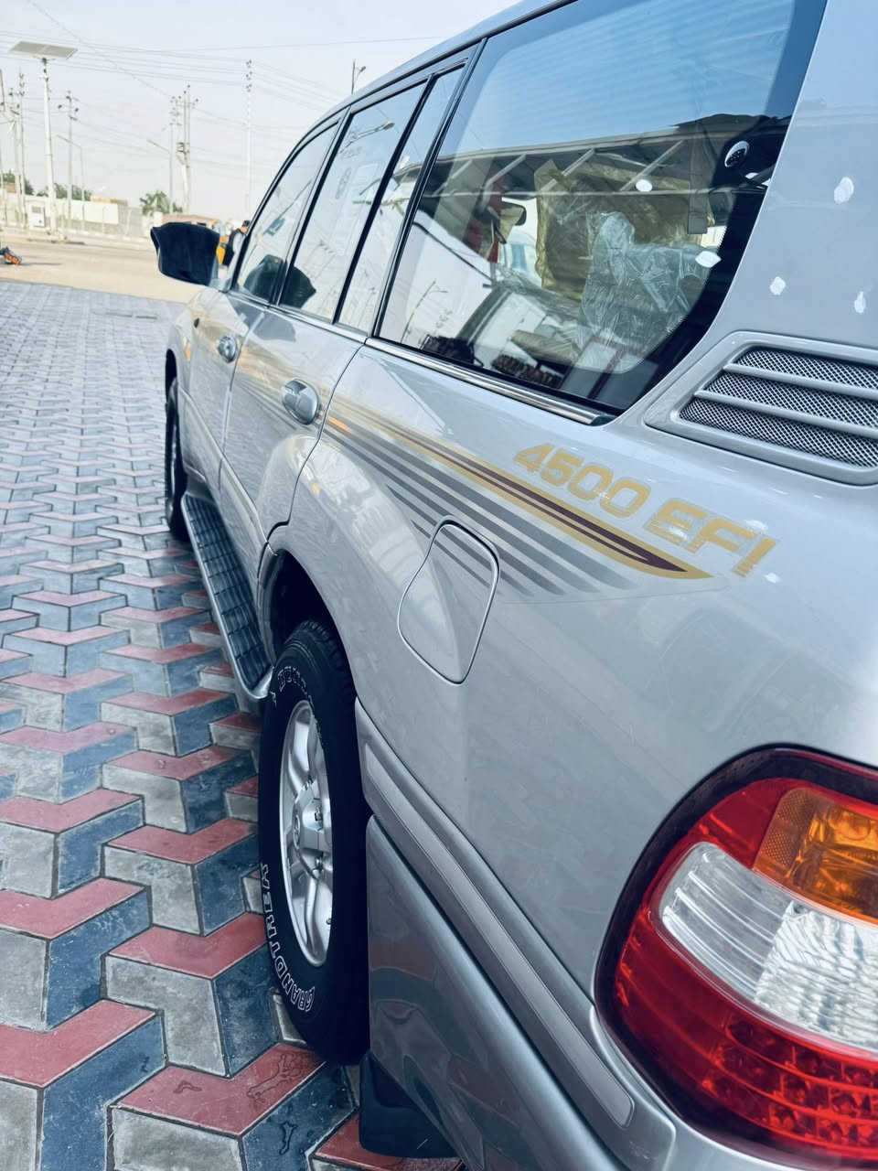 سلام عليكم لاندكروز مديل 2007 للبيع سياره كفاله عامه من كلشي  سياره باسمي هزه وفحص وسنويه جديده فول مواصفات ماشيه 200 كم  
السعر 225ورقه وبيه مجال قليل 
الاستفسار الاتصال 
***********
