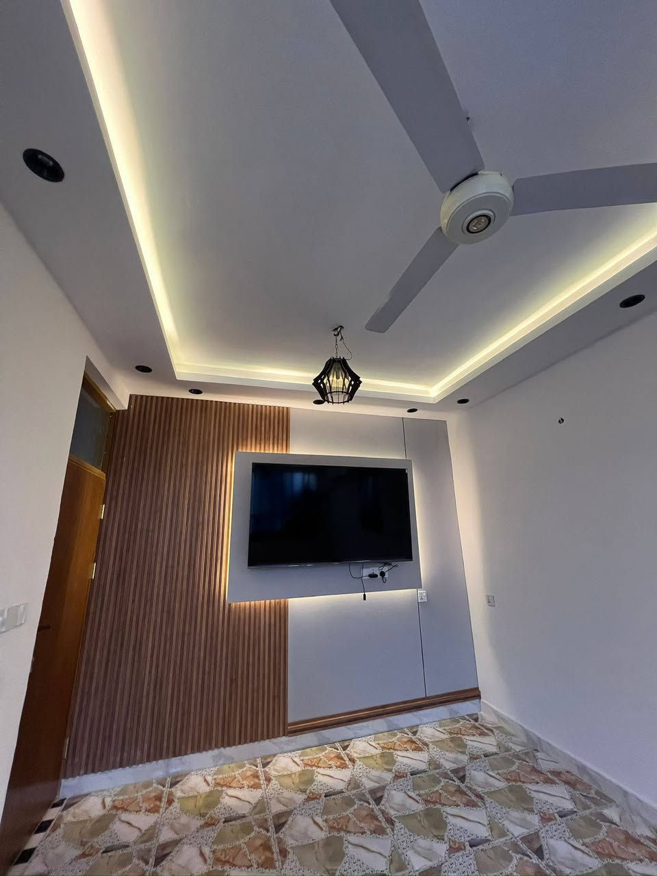 تنفيذ كافة الاصباغ واعمال الديكور الداخلي والخارجي
 وصناعة الاعلان الضوئي الحديث. 

بضمان الجودة والاتقان👌🏼.. 
 
🔴خدماتنا صيانة لمدة 6 اشهر مجاناً ما بعد التشطيب والانهائات 

نرجوا ان بنال اعجابكم 
 ويناسب اذواقكم 👌🏻

للتواصل: 
***********

 #تصاميم #دعاية #اعلان #ضوئي #ديكور #تنفيذ #اشراف
