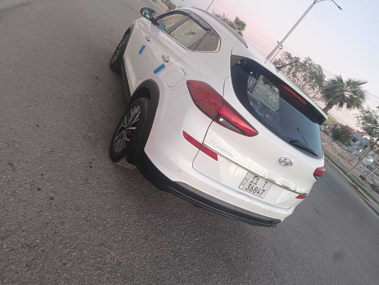 السلام عليكم ورحمة الله وبركاته
للبيع: هيونداي توسان الرقم بغداد خليجي موديل 2020
المواصفات:
 • محرك 2000 
 • حساسات أمامية وخلفية
 • تشغيل بصمة مع دخول ذكي
 • مرايا جانبية كهربائية قابلة للطي
 • تحكم بالستيرن
 • تبريد قطعتين (أمامي وخلفي)
 • كاميرا خلفية
 • مثبت سرعة
•العنوان : كربلاء  
. السعر 188
 الاتصال:***********
