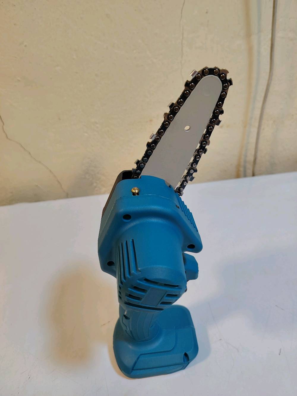 
ما هو الموديل والسعة الكهربائية للمنشار؟: 
منشار شحن 
جديد
بدون بطاريه 
هل الجهاز يحتوي على بطارية أم لا بد من توصيله بمصدر كهربائي؟: 
لا
ما هي حالة الجهاز، جديد أم مستعمل؟: 
جديد 
ما هو السعر المطلوب للمنشار؟: 
20
أين يقع المشتري للتسليم أو المعاينة؟: 
بغداد