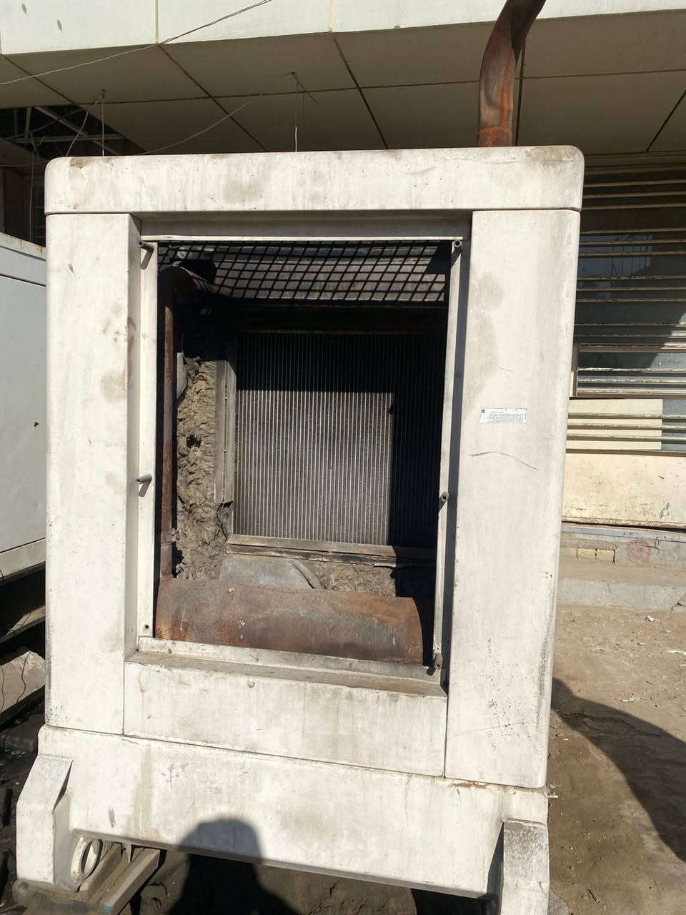 ⚡️ للبيـــع: مولدة Perkins (45 KVA) – أداء قوي وسعر مناسب ⚡️
​إذا كنت تبحث عن مولدة تتحمل العمل الشاق وبسعر ممتاز، تتوفر لدينا مولدة Perkins بالمواصفات التالية:
​المواصفات الفنية:
​المكينة: 105 – 3 سلندر (سوبر).
​القدرة: 45 KVA.
​الموديل: 2015 – 2016.
​الحالة التشغيلية والصيانة:
​✅ المولدة شغالة طبيعي جداً: تتحمل الحمل الكامل وبدون أي مشاكل تقنية أثناء التشغيل.
✅ تم إجراء صيانة شاملة للمكينة تشمل:
​تصليح الـ Pump.
​تبديل الرنجات.
​صيانة عامة كاملة للمحرك (المحرك مفتوح ومصلح وجاهز للعمل).
​⚠️ ملاحظة للأمانة: يوجد "رجفة" بسيطة في المولدة تم ذكرها لضمان الشفافية التامة مع المشتري.
​تفاصيل البيع:
​📍 الموقع: بغداد – الرصافة.
💰 السعر: ["33 ورقة"] وبيهه مجال بعد الفحص
🚛 ملاحظة: السعر غير شامل أجور النقل، ولا يتوفر لدينا  توصيل (الاستلام من الموقع).
​📞 للتواصل والاستفسار: [ ***********]
​#مولدات #Perkins #بيركنز #بغداد #بيع_وشراء #مولدة_للبيع #الرصافة
