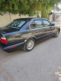 بي ام 530 V8  كير اوتو موديل 1992 رقم بغداد الإنكليزي لون أسود غير محد...