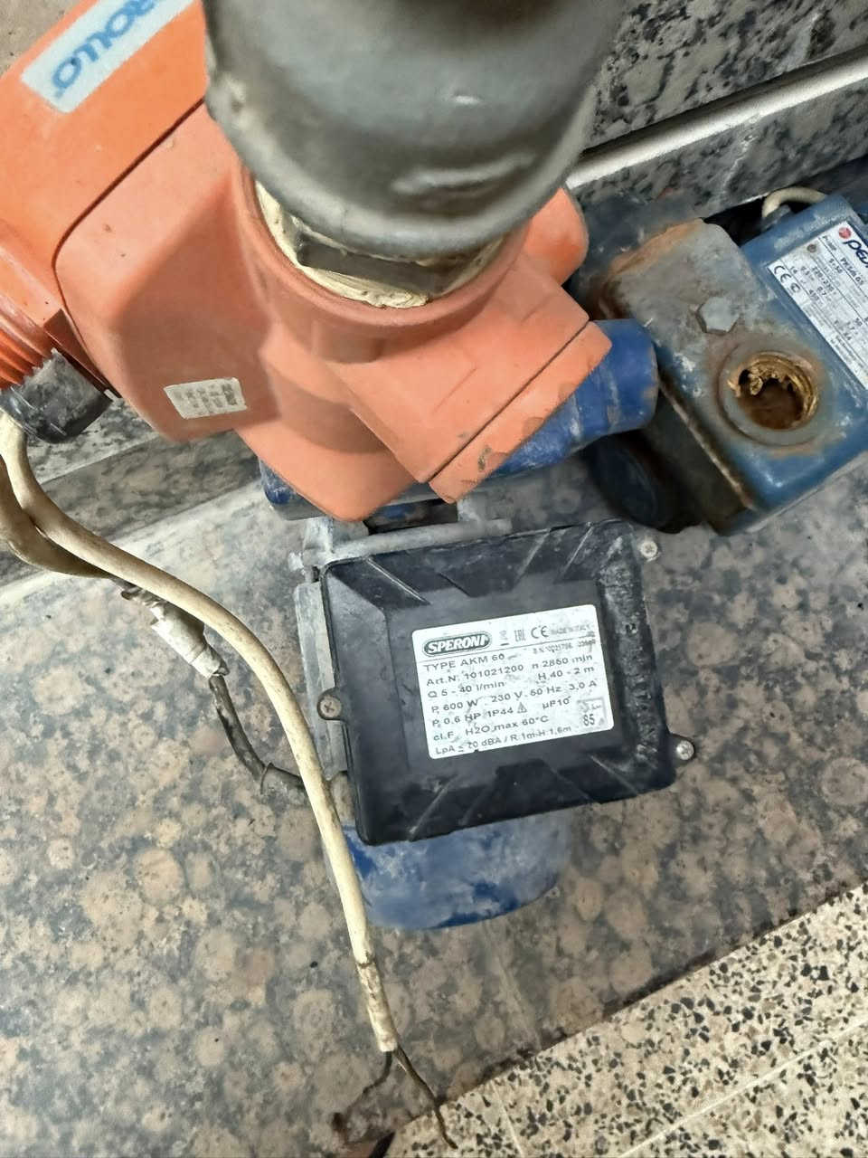 تحيه طيبه
ماطورات ماء إيطاليه عدد 2 مع بوستر شغالات لكن سحب بيهن ضعيف مكاني بغداد *********** السعر 75الف
