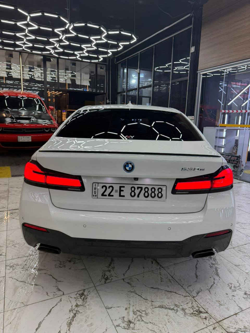 بي ام دبليو 530e 2022 
ام بكج بلادي دركة ودوسات ودعاميات 
داتا شو 
تحديث لغة عربية كامل 
كاربلي وايرلس 
كشنات تدفئة داخل اسود 
ايمائات صوت 
سستم صوت هارمن كاردن 
دفع خلفي RWD 
حزام كهرباء 
حساس  امامي خلفي جانبي 
السيارة ٣ انظمة كهرباء + هايبرد+ بانزين 
الحادث كلش بسيط بارد بالجاملغ الامامي وصبغ قليل بالجاملغ الخلفي علكد الهلال 

مكان السيارة بغداد المنصور او العامرية 
***********
***********
