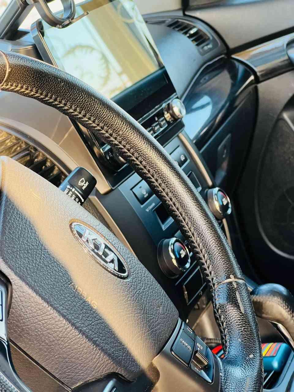 السلام عليكم سورنتو ٢٠١٢ امريكي مستوردها ع ايدي سياره داخله كلين بدون حادث بلعراق هيه واكفه نشخطن عندي بابين وصبغتهن وشبر بجاملغ سياره شرط ع وضع شركه ماشيه ٧٠ حقيقي محرك ٤ سلندر سياره فول مواصفات عدا البنراما سبعه راكب بصبه كشن كهرباء تخم تاير جديد سياره حييل جديده وبلخير على ياخذها رقم انبار الجديد السعر ١٣٧ مكان السياره بغداد حي الجامعه رقم الهاتف ***********
