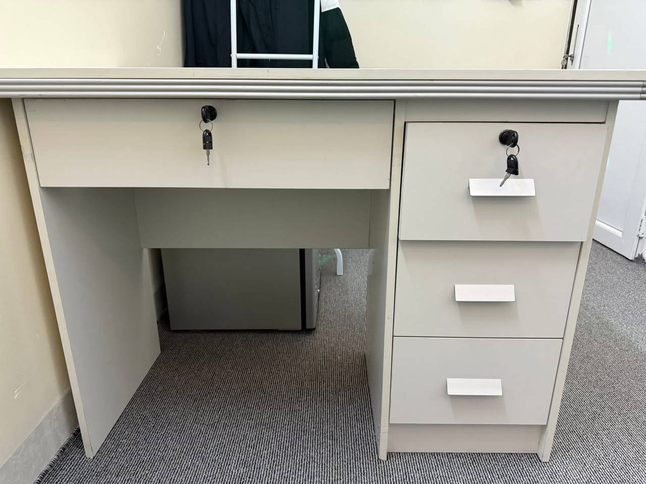 مێزێکی داری ڕاقیی هەرزان..
سەرەتا نرخەکەی 50هەزار بێ مەعامەلە و شت 
ناونیشان:هەولێر 
رەقەم :         ***********واتساپ لەسەرە 🖤

مێزێکی خاوێنە و دارە گەندەی بازاڕ نیە یەک دانەی بەردەستە  
سەرتا بەرزیەکەی : 75سانتیمە و وەکوو لە وێنەکە دیارە  
پانیەکەی :100سانتیم رێک و پێکە ئەتوانی بۆ خوێندن یاوەخود بۆ کاری کۆمپیوتەر بەکاری بهێنیت 
درێژیەکەی 94سانتیمە  

هەروها دوو کیلل خۆی لەگەلە کەم بەکار هاتووە عیساب نووێ بۆ بکە ❤️
