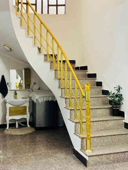 السلام عليكم دار للبيع العنوان حي الفرات مقابيل كليه الطب 
يتكون من طابق واحد مساحه 253 
بناء حديث 2017كونكريت مسلح 
عدد الغرف 2+صالة +استقبال+مجموعتين صحية +ممر محيط بالبيت +طارمه كبيره  يطل على شارع تبليط عرضه 15 متر
السعر 215 وبي مجال 
للاستفسار اكثر الاتصال على الرقم 
***********
