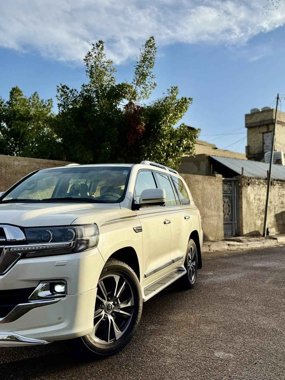 ألسلام عليكم 
للبيع لاندكروز 2020 ساز باب أول
كفالة عامة
المواصفات
بصمة تشغيل+ابواب+صندوق
حساس أمامي خلفي
كامرة خلفية
كشن كهربائي
3 شاشات 
4X4
جكمجة ثلاجة
بانوراما
68 الف قابل للزيادة
وباقي المواصافات المعروفة
المكان بغداد الزعفرانية
للأتصال ***********
