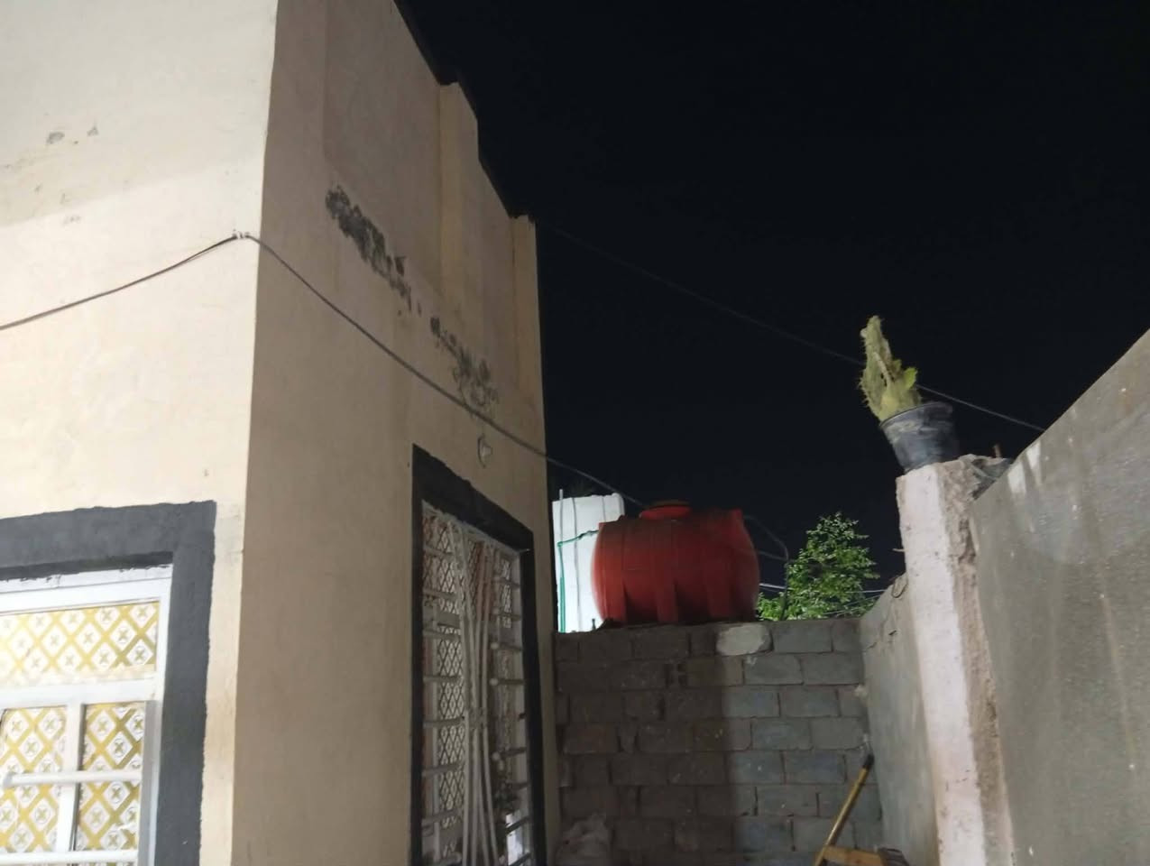 بيت للبيع مع 4 محلات على الشارع العام حي الزهراء على شارع الشريفات المساحه 25 السعر 55 مراجعة الرقم ***********

