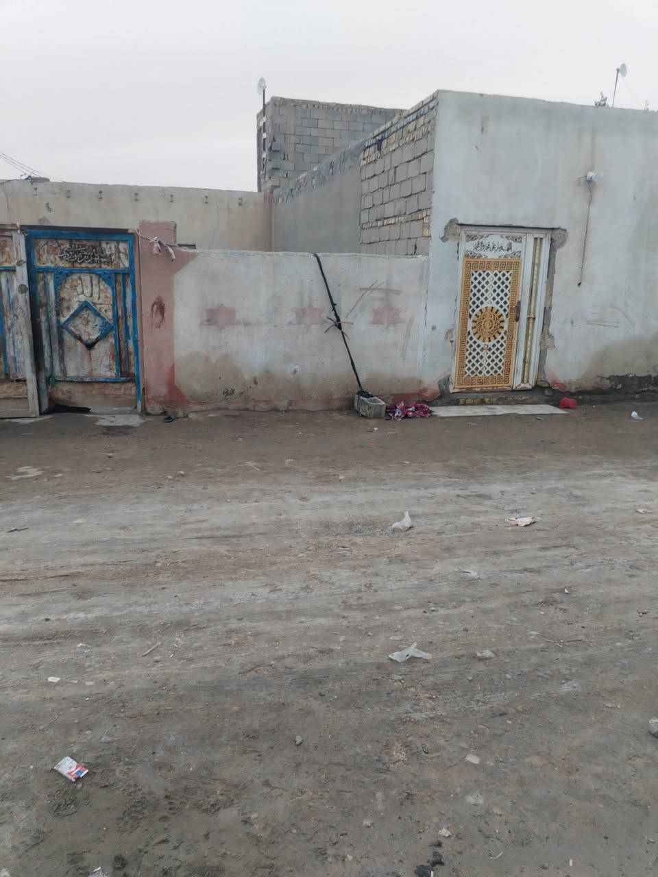 سلام عليكم بيت للبيع مساحتها 300 بي 4غرف نوم صاله واستقبال اطوله 11 قرب شارع بيت واحد عن شارع 30 رقم تلفون ***********
