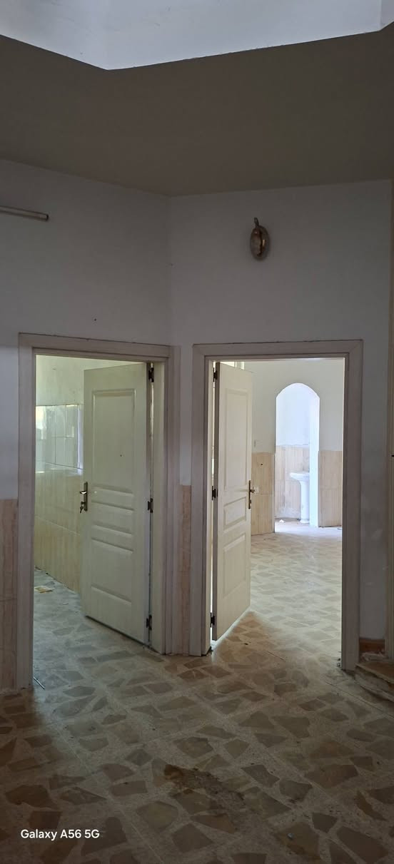 دار للايجار ١٣٠ متر ٤غرف نوم طابق اول وثاني بدون ارضي ٤غرف نوم
 ++صالة ++ استقبال ++مطبخ مع كاونتر
***********
***********
‏إيجارات اربيل:
***********
***********
