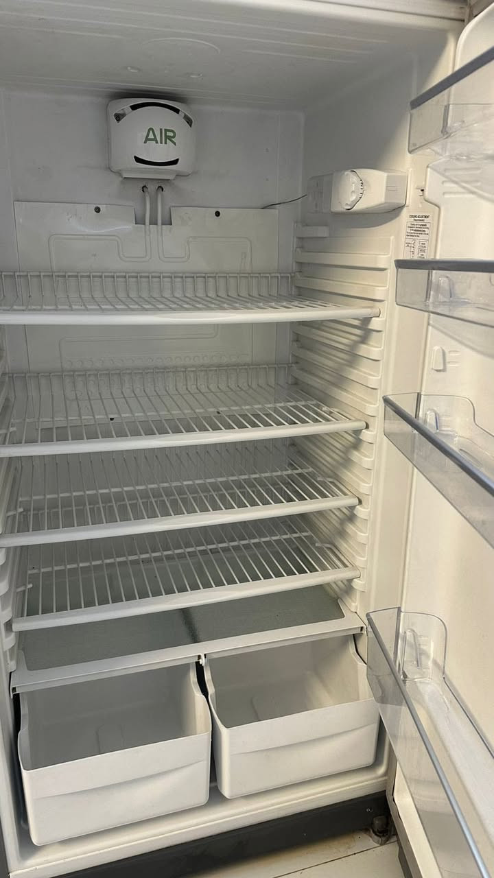 ثلاجه للبيع السعر 150 قفل نظيفه  بشرط عله الشغل المكان الدوره شارع 60 الهاتف ***********
