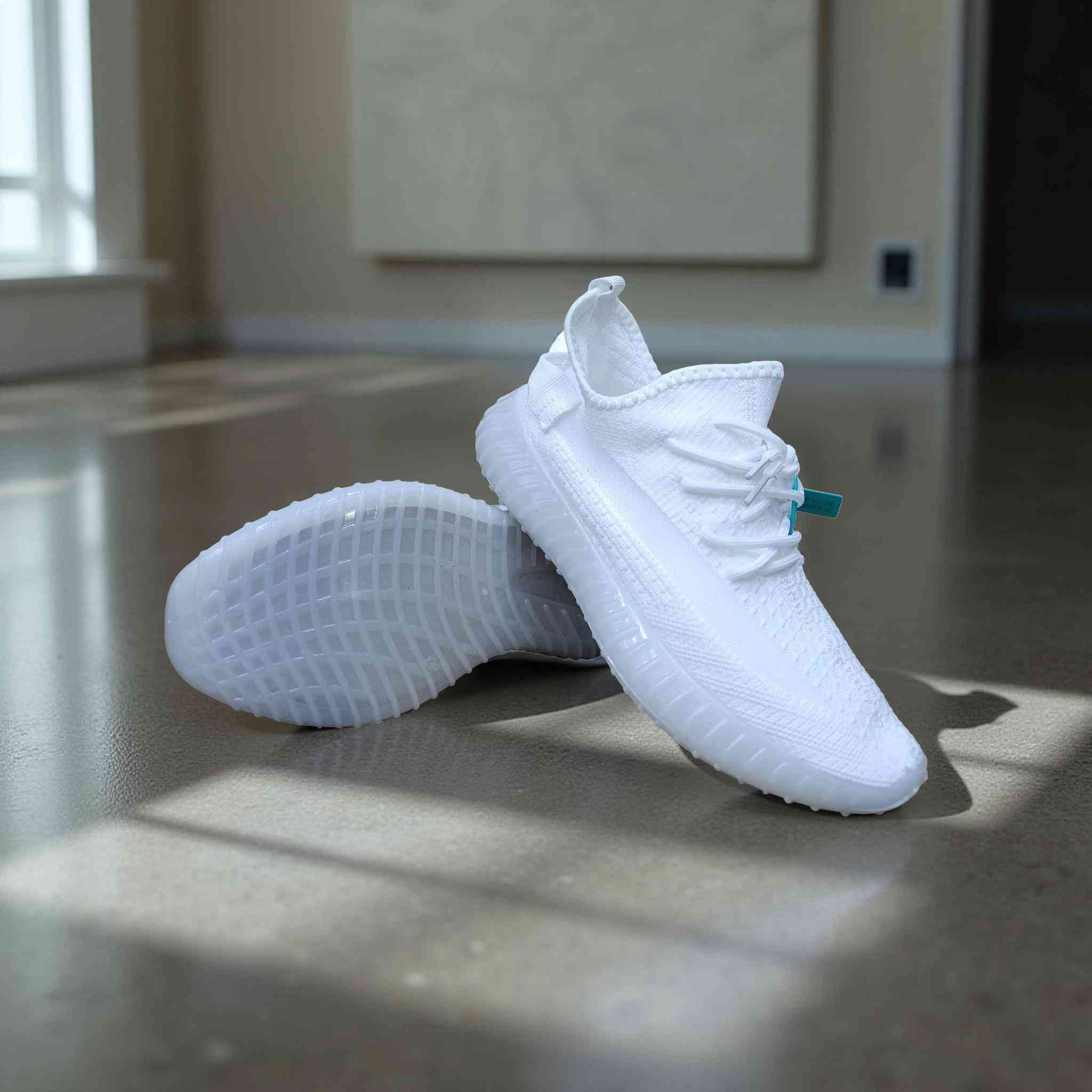 👟 الأناقة والراحة في حذاء واحد!
​استمتع بالمظهر العصري والراحة الفائقة مع هذا الموديل المميز بتصميمه الرياضي الأنيق. صُمم ليكون رفيقك المثالي في المشي، الرياضة، أو حتى مشاويرك اليومية بفضل خفته ومتانته.
​مميزات الموديل:
​تصميم عصري: يتميز بنسيج "بريم نيت" المتنفس لضمان راحة القدم طوال اليوم.
​نعل مرن: يوفر امتصاصاً ممتازاً للصدمات وثباتاً عالياً على مختلف الأسطح.
​الألوان المتوفرة: ( الأسود الملكي 🖤 | الأبيض الناصع 🤍 | البيجي الهادئ 🥯 ).
​القياسات: متوفرة من 40 إلى 44.
​العروض والأسعار:
​💰 سعر القطعة الواحدة: 13,000 دينار فقط.
🔥 عرض خاص: احصل على قطعتين بسعر 25,000 دينار فقط!
​🚚 خدمة التوصيل: متوفرة لجميع محافظات العراق بتكلفة 5,000 دينار فقط.
​للحجز والاستفسار:
​يمكنكم التواصل معنا عبر الاتصال المباشر أو المراسلة واتساب على الأرقام التالية:
📞 ***********
📞 ***********
​📍 العنوان: الأنبار - الصقلاوية - حي الشهداء.
