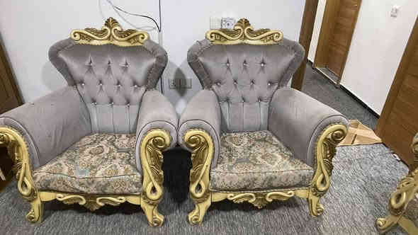 تخم ملكي نضيف 10 نفرات 6 قطع 4 كراسي وقنفتين ثلاثيات السعر 325 المكان مجمع الاميرات لاتصال *********** النجف
