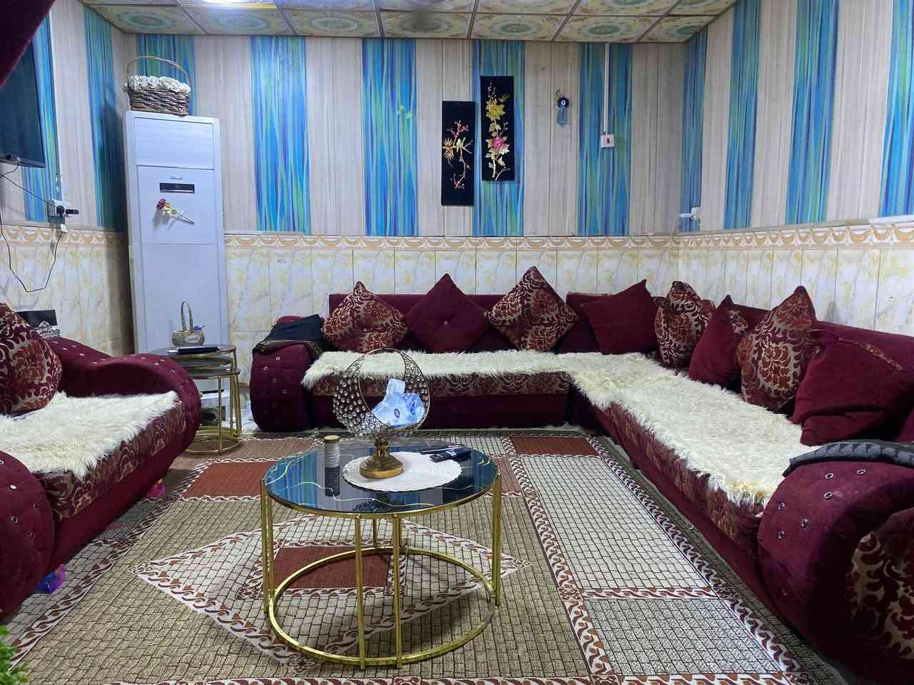 بيت في نواب الضباط يحتوي على 4غرف 5 حمامات ومحل وبي طابقين الطابق الفوك بي غرفتين وصاله ومطبخ و وطارمه و بلكونه ول طابق الجوه يحتوي على 4 حمامات وغرفتين وهول وديوانيه ومحل السعر 245 وبي مجال للتواصل ***********
