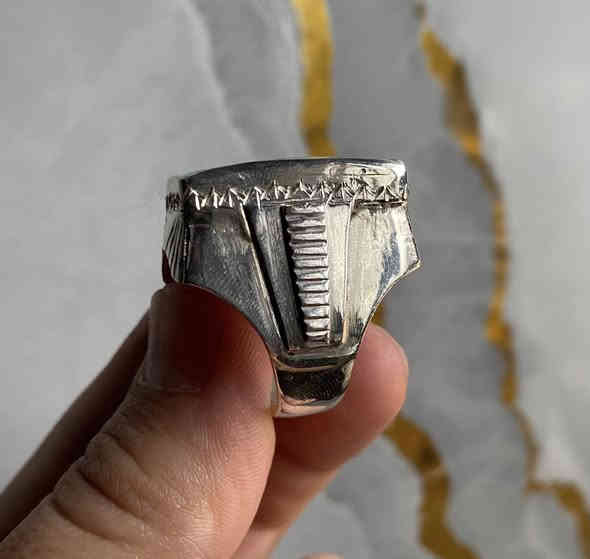 سلام عليكم خاتم فيروز نيشابوري الحجر من ايران جايبه والصياغه على ايدي طول الحجر 2 سم ونص والعرض 2 سم قياس الخاتم (23) للبيع مكاني بغداد لا يوجد توصيل ***********
