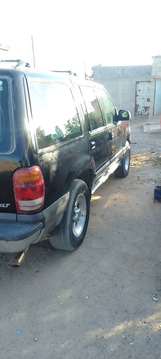 سلام عليكم للبيع فورد اكسبلور موديل 2000رقم بصره مشروع وطني مكاني بصره زبير مكينه 3000سعره 30وبيه مجال حكه جيه/***********@***********
