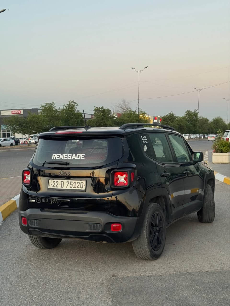 **جيب رينيجيد2020 (Jeep Renegade)**
**مواصفات ليميتد (Limited) )هوكرايل اصطراد
### **المواصفات الفنية والبدن:**
 * **حالة البدن:** بس عدها شبرة، (صبغ) جامرلغ من الدعامية للدعامية.شرط دعاميات مابية صبغ بيها شوية حالوب 
 * **المسافة المقطوعة:**٨٠m,كيلومتر فقط.
 * **نظام الدفع:** دبل أكسل (4WD) مع ٤ وضعيات قيادة (الثلج، الطين، الصخور، الرمل).
 * **المحرك والإضافات:** نظام (Auto Start/Stop)، نظام الحفاظ على المسار (خطي جادة).
### **الميزات والراحة:**
 * **نظام البصمة:** بصمة أبواب وبصمة صندوق.
 * **اللون:** إسود
 * **حالة السيارة:** سيارة منزلية، نظيفة جداً وبحالة الزيرو، لا تحتاج لأي مصاريف.
### **الموقع والتواصل:**
 * 📍 **الموقع:** أربيل أربيل, العراق


**إذا كنت صاحب هذا الإعلان وتريد حذفه لأي سبب، رجاءا أرسل رسالة إلى الدعم الفني**