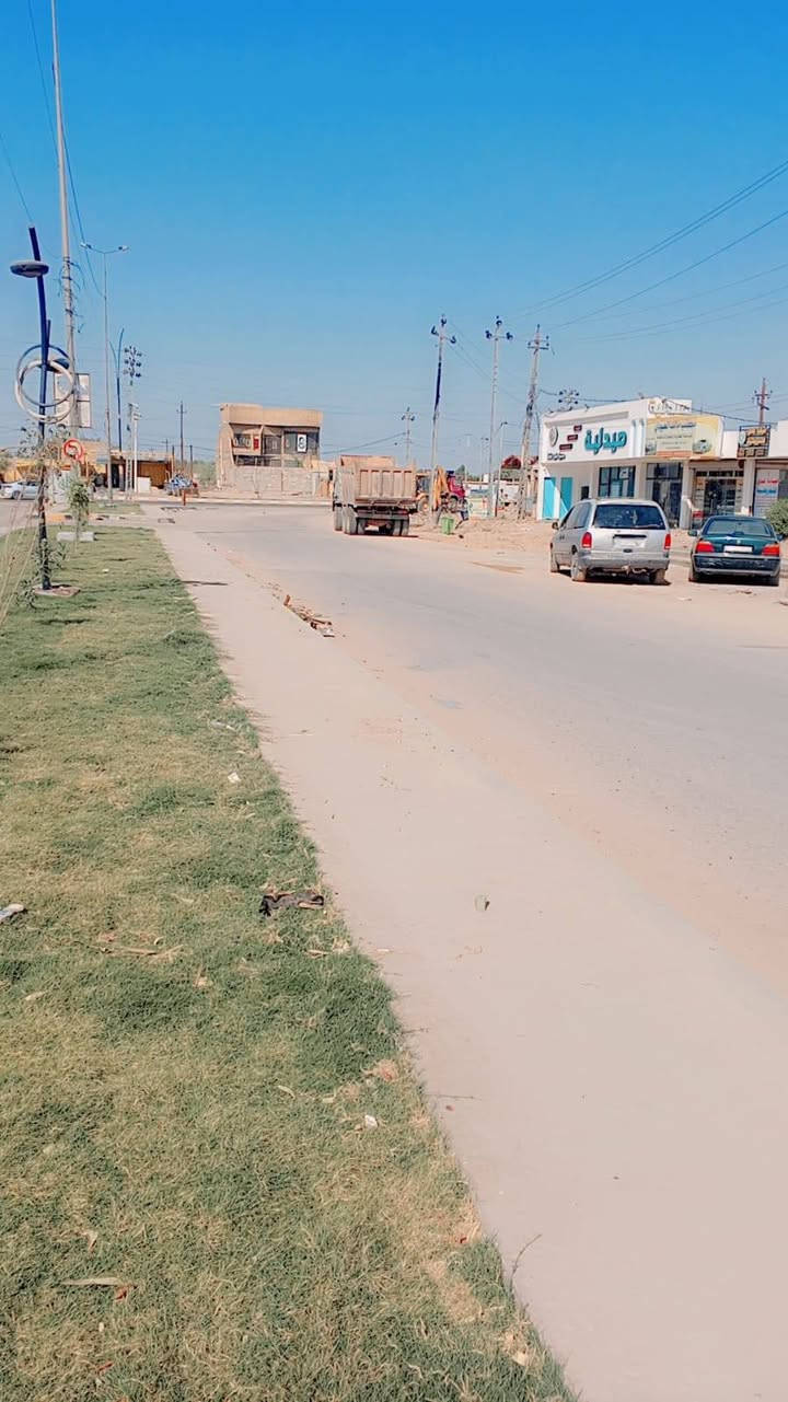السلام عليكم عقار للبيع المكان تجاري كوفه على شارع المطار الجديد  ركن شارع المعمل المساحه 500متر يصلح مول موقع تجاري على الشارع مباشرا قرب مدرسة راعي الاصلاح متوفر كافة الخدمات ماء مجاري كهرباء مدارس المكان يحتوي على خمس مشتملات وخمس محلات  للشراء والاستفسار ***********
