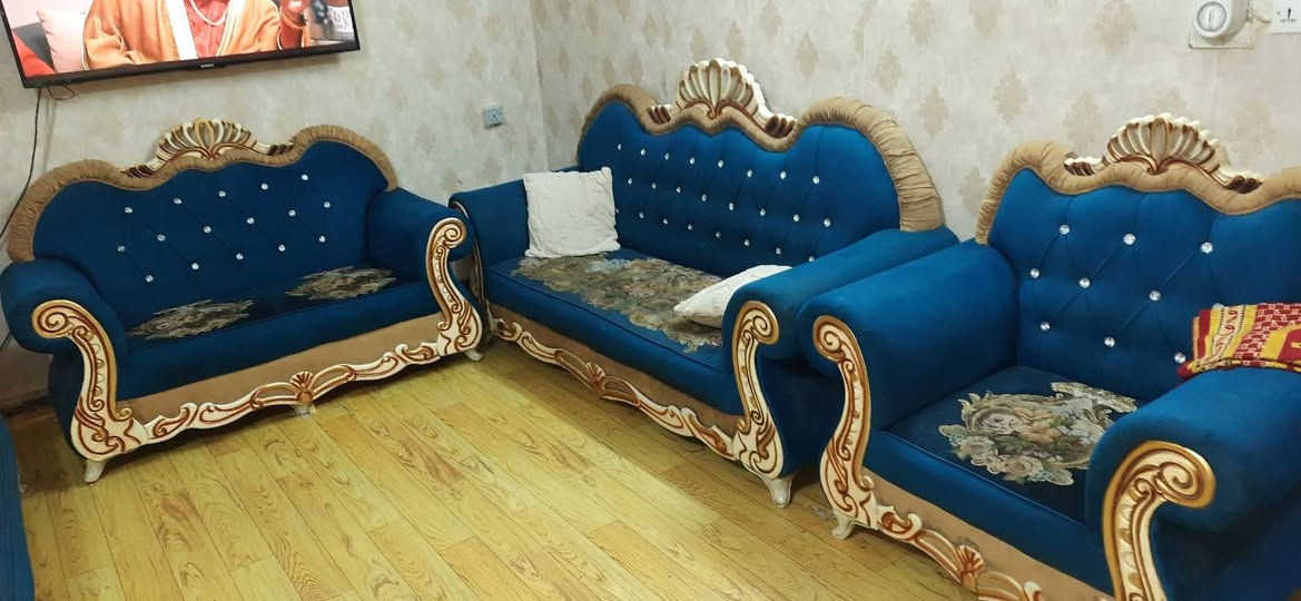 تخم ملكي متكون من ٥ قطع الون نيلي وصحراوي نظافة ٧٥% سعره ٢٠٠ الف 
***********  بي مجال حك جية بغداد الجديدة قرب شارع المسبح
