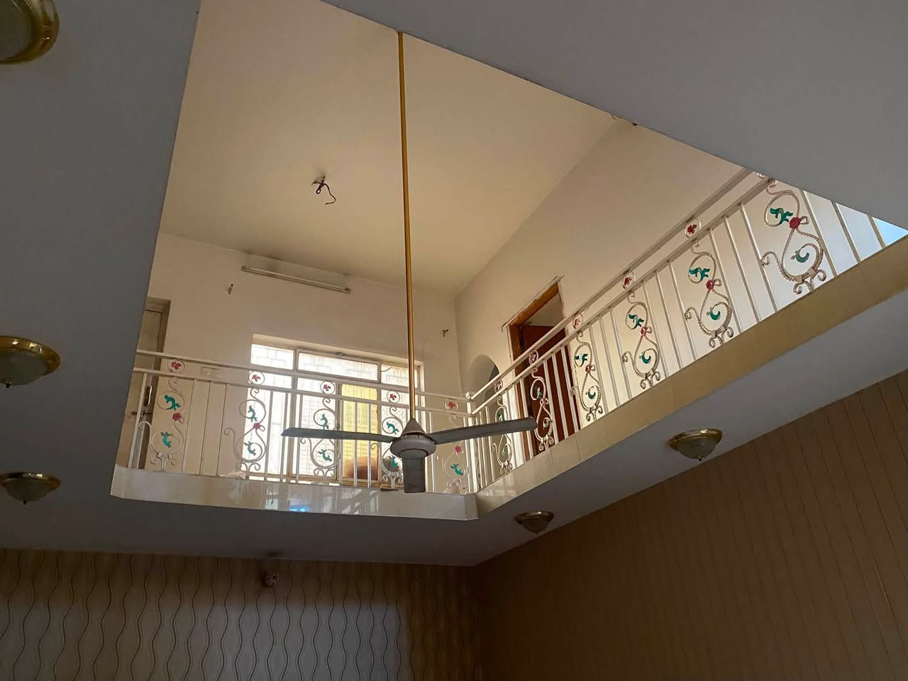 الدار للبيع
📏المساحة 320 متر الواجهه 16 متر النزال 20 متر طابقين

📍الموقع : قطاع 28 خلف السوق مباشر فرع الضريبه القديمة

البيت يحتوي على كراج كبير وحديقة وصحيات خارجية

الطابق الاول يحتوي على استقبال وصاله كبيره وغرفتين نوم ومطبخ حار ومطبخ بارد وصحيات داخليه 

الطابق الثاني يحتوي على 3 غرف نوم وسطحين مجموع الغرف 5 غرف نوم 

للاستفسار عبر الخاص او الاتصال على الرقم ***********
