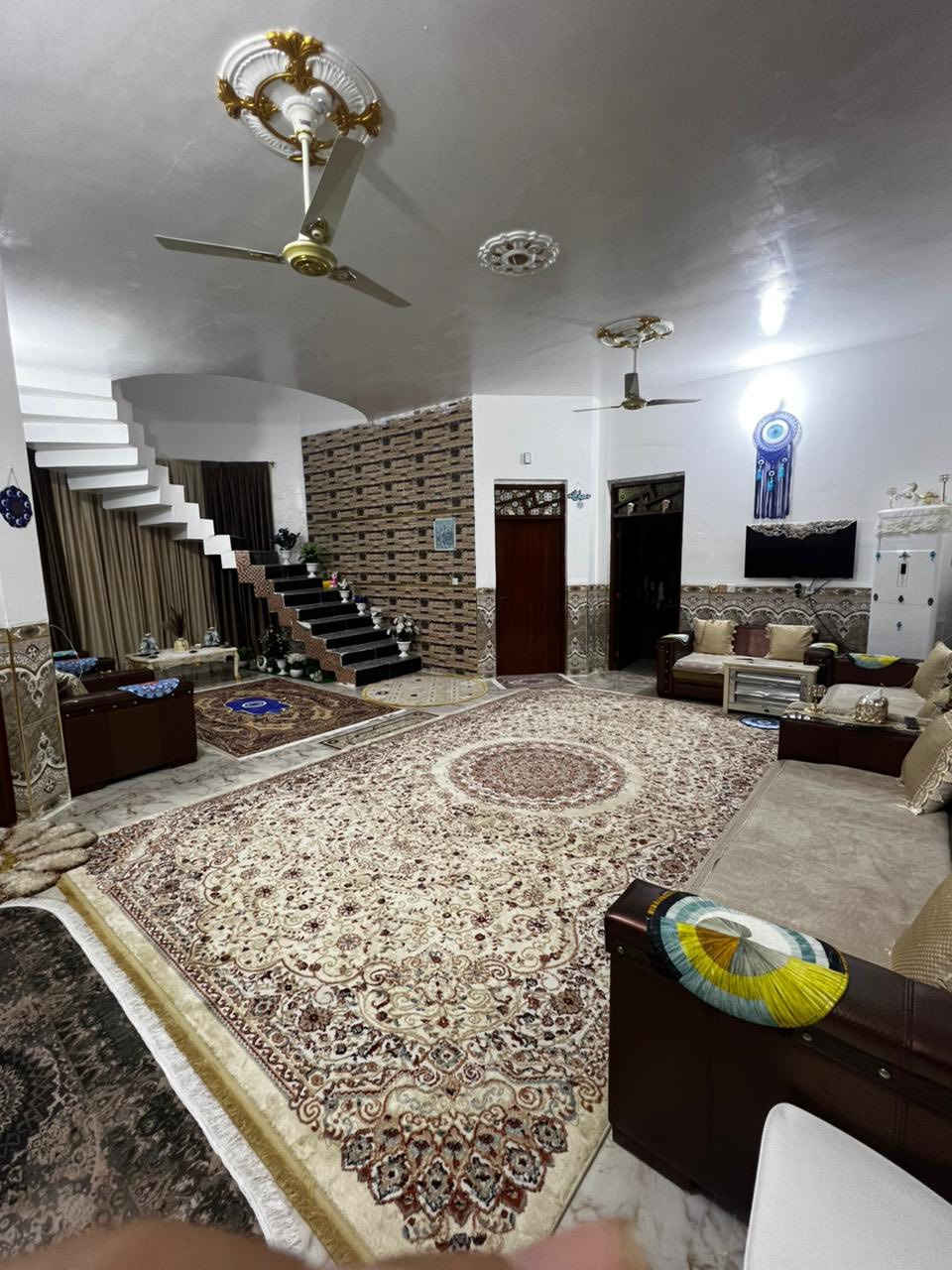 بيت للبيع مساحة 200م يحتوي البيت على مطبخ وصاله والاستقبال وغرفه وصحيات خارجيه وداخليه وبيت بناء حديث سنة2021 بيت طابق واحد المكان حي الامام علي رابع شارع قرب سيطرة الالبان القديمه . 
الاستفسار على الارقام
***********
***********
