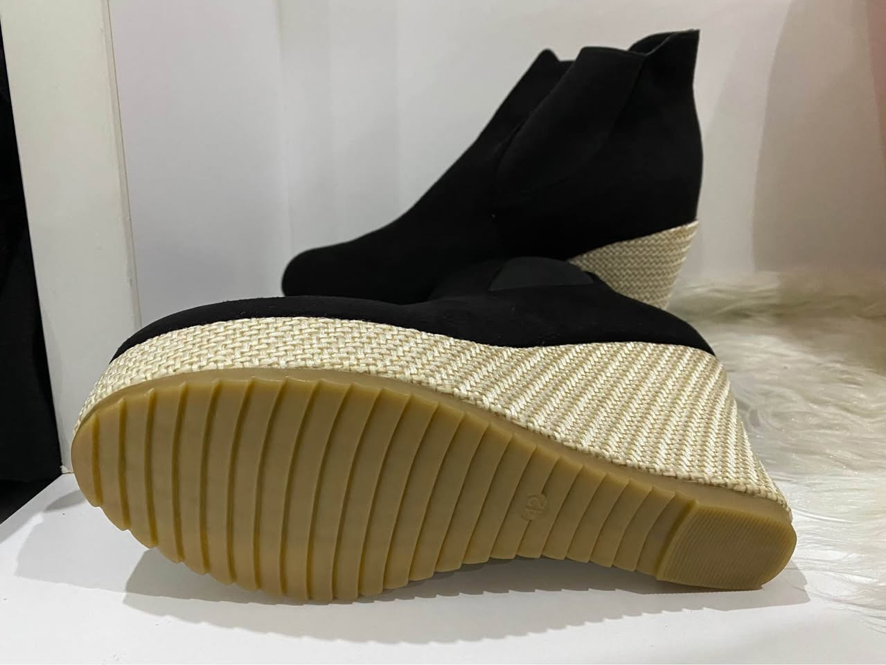 ئەم پێلاوانەم هەیە تازەیە بەکار نەهاتوە قیاسی ٤۱ بۆ ٤۲ بۆی ئەبێ بە نرخێکی زۆر کەم ئەیفرۆشمەوە لە سلێمانیم گەیاندنیش هەیە بۆ هەمو  شارەکان السليمانية, العراق


**إذا كنت صاحب هذا الإعلان وتريد حذفه لأي سبب، رجاءا أرسل رسالة إلى الدعم الفني**