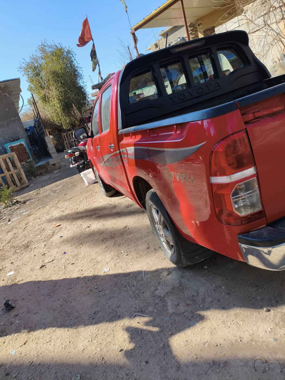 سلام عليكم بيكم فلاونزة  للبيع 2012 كفاله عامه محرك مكفول من فتح ومن تنقيص ومن كلشي جديده سياره كير عادي شاصي 19 رقم واسط دولي هزه جديد وسنويه جديد عنوان بابل جبله سعر  185 وبيه مجال قليل ***********
