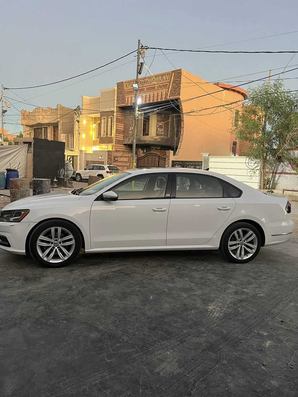 السلام عليكم ، للبيع فقط 

                                                          PASSAT  TSI
موديل 2019
فتحة
وارد امريكي 
لون ابيض  
داخل اسود
ماشية 139 الف ميل
فئة فوول فول 
قوة محرك 2000 تيربو 
بصمة تشغيل 
ابواب بصمة 
تبريد قطعتين 
لايت لد زينون
شاشة كبير 
كامرة خلفية
رادار امامي 
رادار خلفي 
نقطة عمياء
اشاير مري 
توقف ذاتي 
كشن جلد 
كشن كهرباء
نظام كير اوتو + عادي 
ويل كروم حجم 19
تحكم استيرن جهتين 
نظام سماعات مظخم
ضرر السيارة بارد بالجاملغ الايسر و صبغ وبارد على كد شبر بالجنطة 
نسبة نظافة ماشاءالله 95%
سيارة جاهزة من كل النواحي 

ملاحظة السيارة 
كير +محرك +حجر صالنصة كله 100% 
السعر 151 ورقة
مكان السيارة الفلوجة
للتواصل ***********
