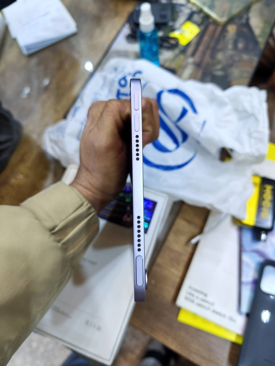 ايباد مني 7
جهاز جديد استعمال ٥ اشهر فقط استعمال قليل وبعده الضمان بي باقيله ٧ اشهر من شركة الاماني في كربلاء ضمان ماستر
بطاريه بعدهي 99%مشحون 133 دوره فقط يعني جهاز اخو الجديد شخطه وحده مابي نضيف كولش كارتونه +شاحنه الاصليات مال شركه معالجه مال ايفون 15 برو ماكس وبعد ميحتاج احجي عن مواصفاته لان ايفون وشركة ابل غنيه عن التعريف سعره600الف عنواني كربلاء باب بغداد رقمي 👈***********
متواجد على الفيس
