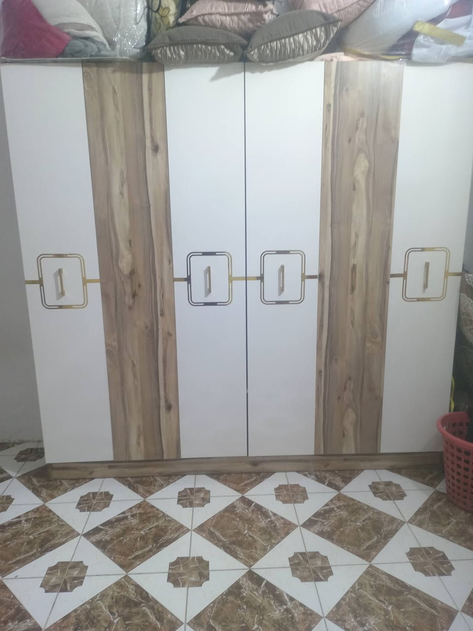 غرفه للبيع مستخدمه 5اشهر السعر 400 وبيه مجال العنوان نجف حي الجزيره شارع النخيل والاستفسار على هاذه الرقم ***********
