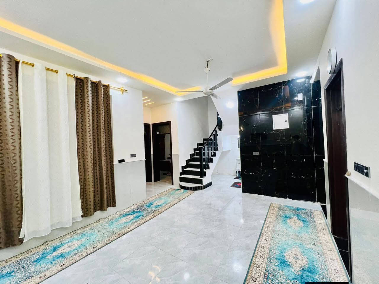 دار للبيع 🏠
المساحة: 200 متر طابقين 
🏗️ البناء: طابو زراعي سند 25 
🏠 الأساس والسقف: كونكريت
✅النجف مقابل ملحق قريه الغدير عله شارع المطار مقابل جسر الشهداء قرب اسواق تلعفر 
مواصفات البيت:
✅ غرفة4 نوم 🛏️
✅ صالة2 🛋️
✅استقبال منور 2🛋️
✅ مطبخ 🍽️
✅ صحيات3 🚿

الخدمات المتوفرة:
🔹 ماء 💧
🔹 كهرباء ⚡
🔹 مدارس قريبة 🏫
🔹شارع تبليط عرض 13🛣
📍  : النجف 
📜 الملكية: طابو زراعي (إقرار محكمة)

📞 وتساب ***********

