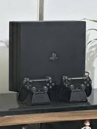 PS4 PRO بلي4 برو اونلاين مع قاعدة تهوية وشحن يدات ومكان للاقراص يحتوي ...