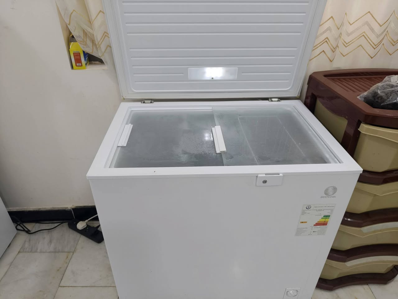 السلام عليكم غراض مطبخ للبيع كاونتر وطباخ ومجمده شغالات ونضاف مثل مابين بالصور كلهن رايدهن 750,000 مكاني حله ***********
