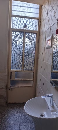 بيت ١٠٠متر الواجهه ٨ والنزال١٢٫٥ طابقين الاول صاله وغرفه نوم ومطبخ وصح...