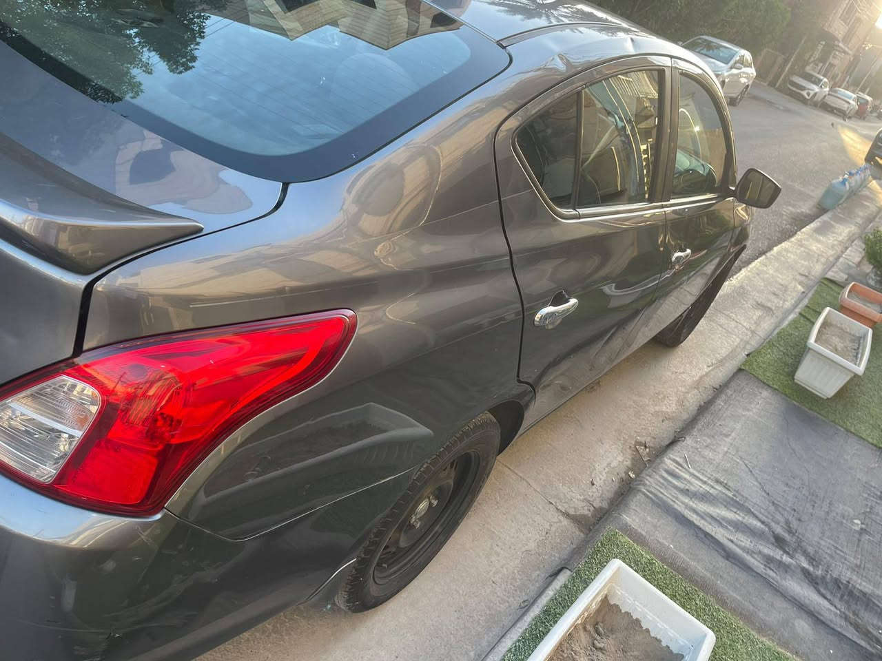 سلام عليكم نيسان فيرسه مديال 2018 بيه بابين وجملغ  وقبق الجنطه مفتوح مرجعنه نفسه سياره مكينه كير خير من الله مكان السياره بغداد منصور *********** السعر 83 بيه مجال
