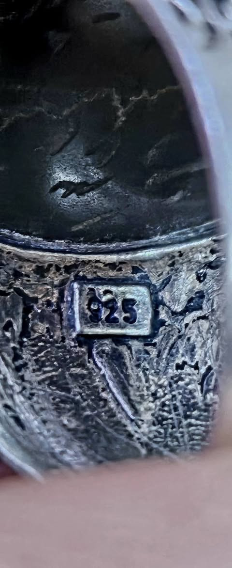 خاتم صياغة يدوية مختوم فضة 925 موضحة بالصورة عباس اباد الافغاني الاصلي مو الايراني  من الجهتين دعاء السحر والحسد وزن ثقيل صياغة قديمة قياس 28
السعر 40 الف يوجد توصيل تحويل رصيد ابو الخمسة متواجد خاص.واتساب ***********

