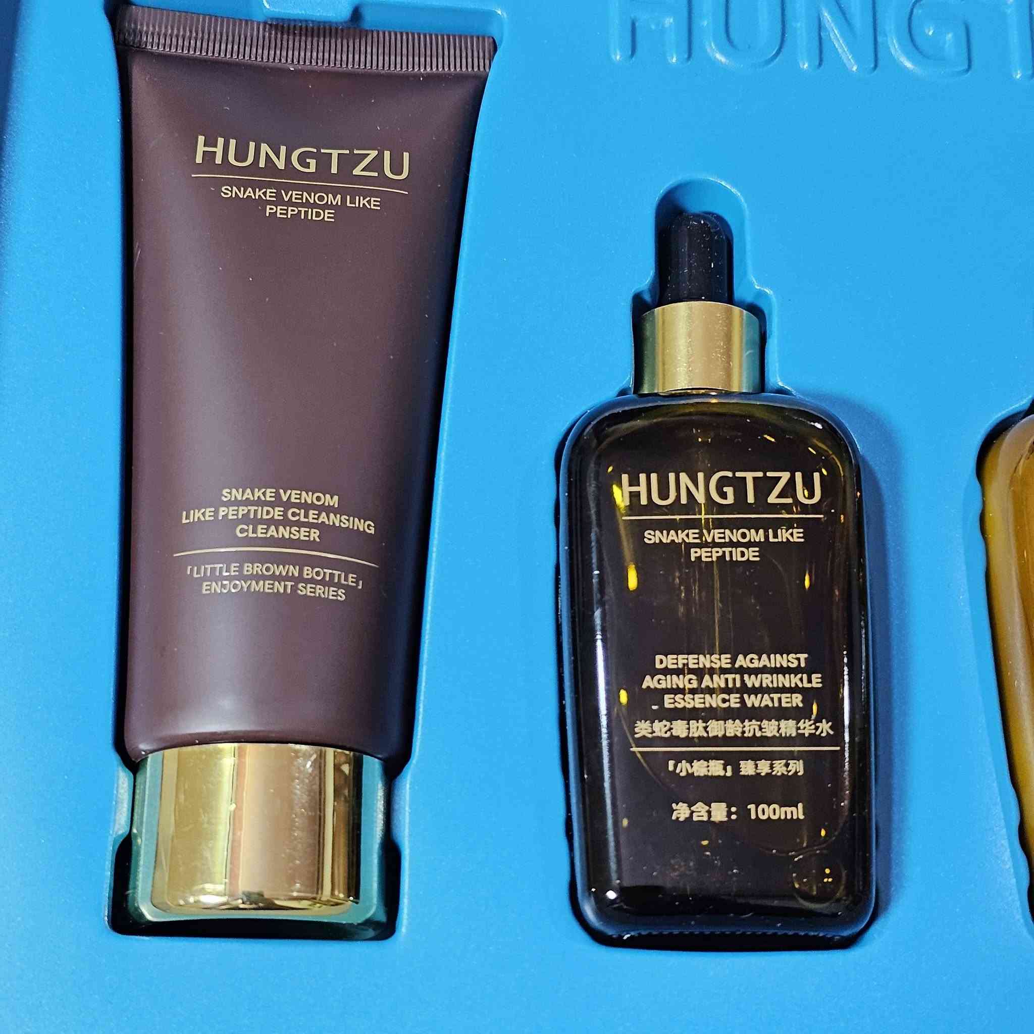 ✨ المجموعة الملكية المتقدمة لمقاومة التجاعيد وشد البشرة من HUNGTZU ✨
​نقدم لكم الكورس العلاجي المتكامل من علامة HUNGTZU، المدعم بتقنية "الببتيد الشبيه بسم الأفعى" (Snake Venom Like Peptide) والكولاجين. تركيبة ثورية متطورة مصممة خصيصاً لمكافحة علامات التقدم في السن، شد البشرة المترهلة، وملء الخطوط التعبيرية والدقيقة لمنحكم مظهراً أكثر شباباً وحيوية.
​📦 محتويات المجموعة العلاجية (5 منتجات أساسية):
​الغسول المنظف والمجدد (Cleanser): ينظف البشرة بعمق، يزيل الشوائب، ويحفز مرونة الخلايا منذ الخطوة الأولى.
​تونر ماء الخلاصة المغذي (Essence Water - 100ml): يوازن إفرازات البشرة، يشد المسام، ويمنحها هيدرات مكثفة كقاعدة أساسية للعلاج.
​اللوشن المرطب والمقاوم للشيخوخة (Lotion - 100ml): تركيبة خفيفة وسريعة الامتصاص تعمل على ترطيب طبقات البشرة العميقة وتحسين مرونتها.
​السيروم المركز (Essence - 30ml): قطرات علاجية مكثفة غنية بالببتيدات لمحاربة التجاعيد بفعالية تشبه تأثير البوتوكس الآمن.
​كريم الكولاجين المتقدم (Collagen Cream): اللمسة النهائية لتعزيز مستويات الكولاجين الطبيعي، ملء الخطوط الرفيعة، وإعادة النضارة للبشرة.
تاريخ انتهاء الصلاحية الى الشهر الثالث ٢٠١٨
السعر ١٤,٠٠٠ دينار فقط + اجور التوصيل
متوفر توصيل لجميع المحافظات العراقية وبسعر منخفض


**إذا كنت صاحب هذا الإعلان وتريد حذفه لأي سبب، رجاءا أرسل رسالة إلى الدعم الفني**