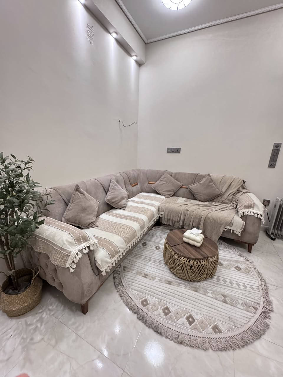 كورنر للبيع ٣قطع  قياس ٢٤٠في ٢٢٠ شغل توصاه متانه خشب وإسفنج وقماش الشراي يجي يفحص اي ضرر مابيه سبب البيع نريد نسوي قياس اكبر السعر ٧٠٠ 
للتواصل ***********
عنوان /بغداد
