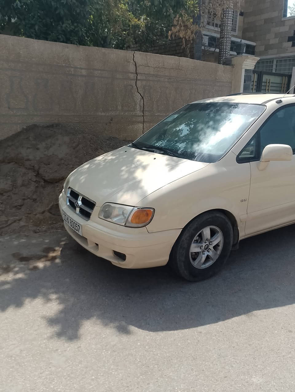 السلام عليكم عندي سيارة هونداي تراجيت 7راكب موديل 2006 محرك 6 سلندر 2700 مكانها  بغداد المدائن تبريد قطعتين بس عاطل مصبوغة عام معمره جديد محرك جديد بيها هذا رقم مالتي ***********
