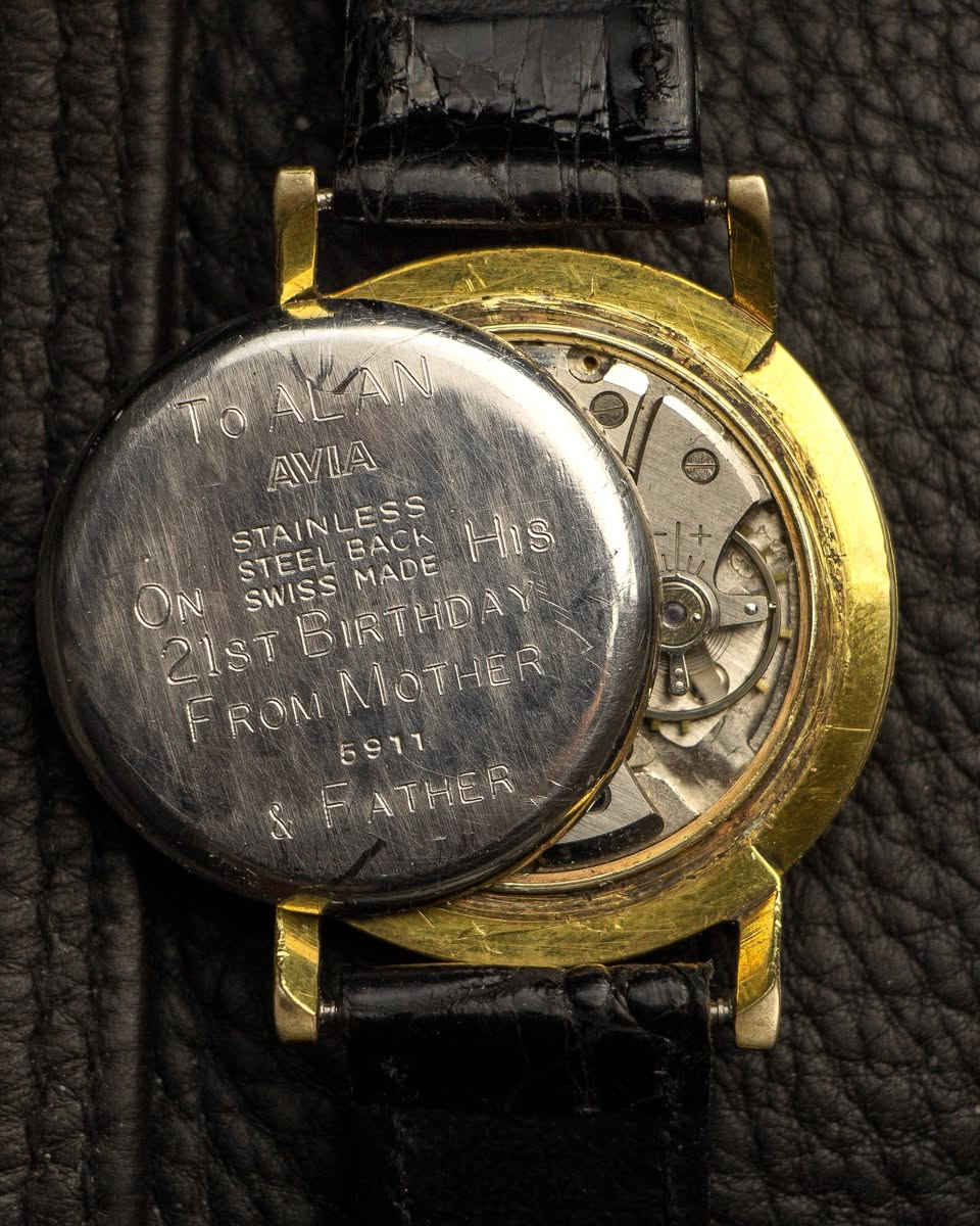 من حقبة الخمسينات من القرن العشرين أنتجت العلامه التجاريه الشهيره آڤيا أحد اجمل اصداراتها الكلاسيكية بتعقيده التاريخ
مع عباره مكتوبه على ظهر الساعه مهداة العائله بمناسبة عيد زواجهم 21
نوعا ما تعطي طابعا تاريخيا مميزا 

🕟 ماكنه سويسريه اصليه تعمل بنظام اللف ( ميكانيك مانول) وتأتي ب 15 جوهره
🕟 تشطيب بسيط على التروس يعطي جماليه المعدن المستخدم في
 ذلك الزمن 
🕟 كيس الساعه مغلف ذهب 10k مختوم على أحد الجوانب

🕟 ميناء جميل جدا مع أثر قدم يعطي طابعا مميز لمظهر الساعه 

🕟 عقارب على شكل ( ستك ) مطليه ذهب 

🕟 نافذه لعرض التأريخ مع وقت دقيق ومضبوط

🕟 سير جلد طبيعي براند كوجي اصلي  مستبدل 

🕟 قطر الساعه 35mm مع التاج 36mm والساعه شبه قشطه

🕟 خدمه توصيل متوفره لجميع محافظات العراق 
#اكسبلور
#ساعات_رجاليه #vintagewatch #سيكو #rolex


**إذا كنت صاحب هذا الإعلان وتريد حذفه لأي سبب، رجاءا أرسل رسالة إلى الدعم الفني**