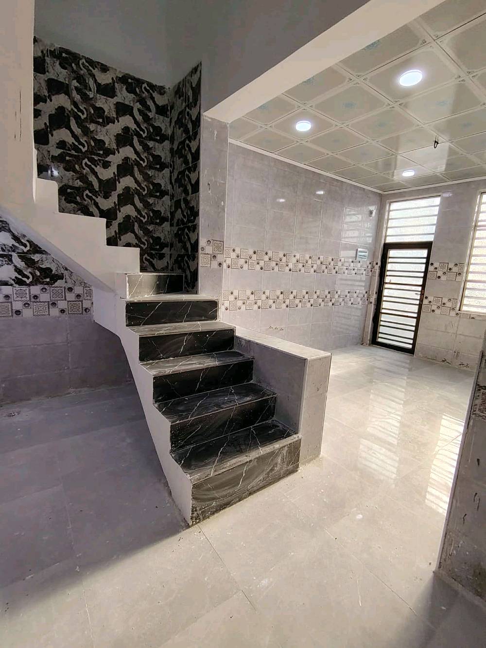 دار للبيع السعر 60وقابل التفاوض 
المساحه 150متر غرفتين صاله مطبخ ستقبال 
حمامات بناء درجه والى العنوان النجف مقابل قريه الغدير طابو زراعي سند 25