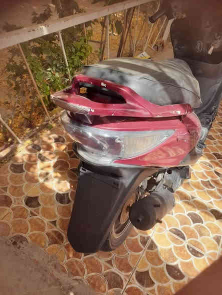 السلام عليكم 

دراجه للبيع كوم حديد جي فور 

تشتغل بس تدخن اغلب غراضها جدد 

السعر 200 وبيها مجال قليل 

خاص 
او الإتصال على الرقم 
***********
 قضاء الرفاعي
