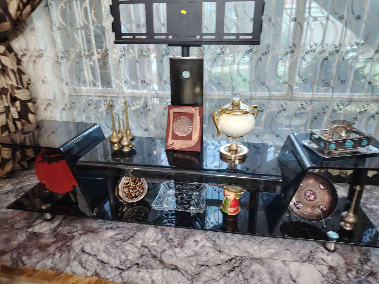 ميز بلازما للبيع نظيف جدا تركي مستعمل قليل مكاني المشتل *********** بغداد, العراق
