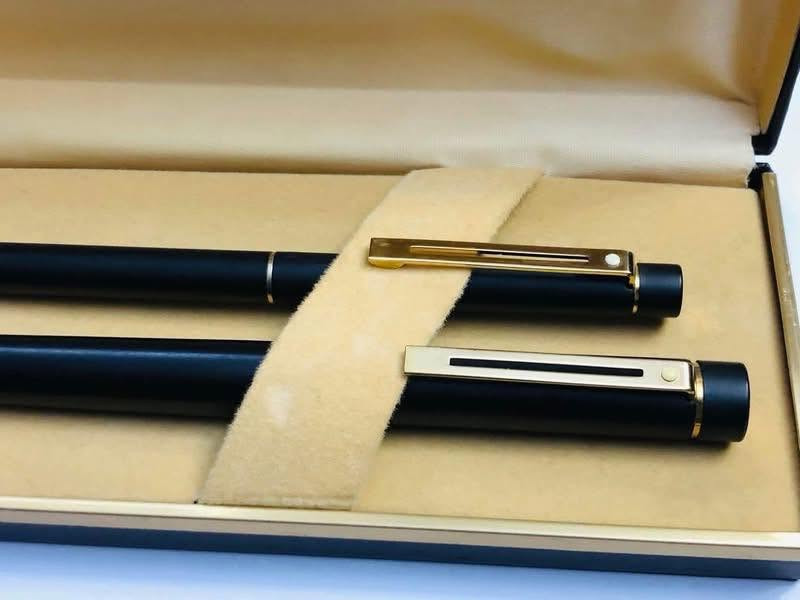 سيت اقلام   شيفر ( SHEAFFER) تاركه     
امريكي الصنع انتاج الثمانينات   
ريشه ذهب خالص عيار 14K
حبر - جاف /  حجر اسود    
مع تغليف الذهب - حجم M مميز  
لوك غير مستعمل مع العلبه الأصلية 
للاتصال ***********
