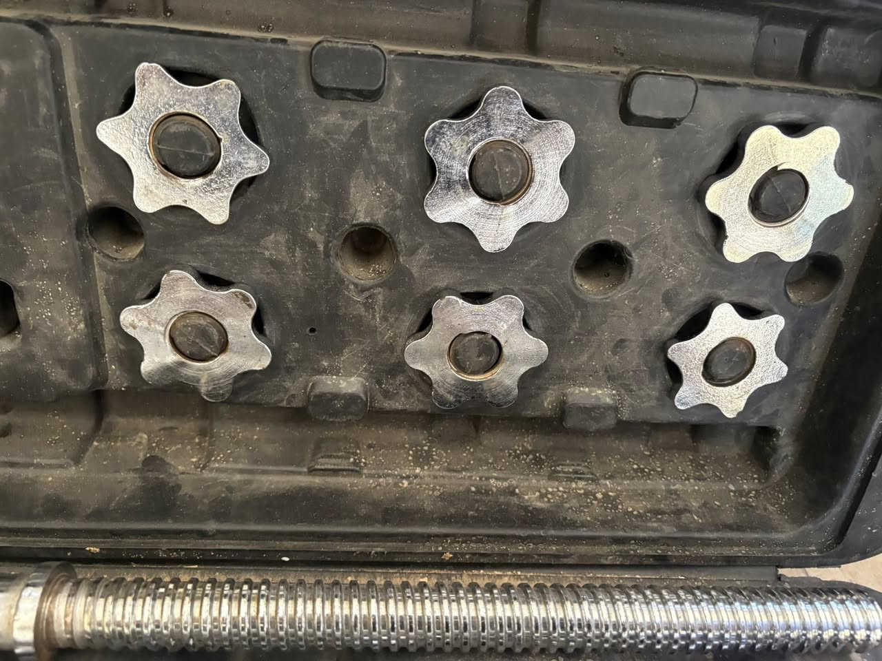 للبيع…..    
جنطة اوزان حديد ٥٠ كيلو          
بيهه شفت بار كبير واحد 
بار دمبلص صغير عدد٢
اوزان من ٥ كيلو الى نص كيلو 
   مكاني بغداد حي العدل 
***********
