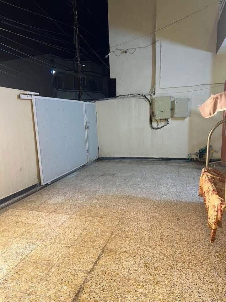 السلام عليكم.
***********

بيت للبيع.  مع الأثاث. طابقين 5 غرف اسويت

للبيع بيت ف (بغداد الراشدية مركز الناحية فرع مدرسة الأحنف مساحة 200 م واجه 12 م

طابو زراعي سند 25

واجه 12 م فية  (5 غرف نوم     نظام اسويت    )

استقبال 8X4 صاله كبيرة مطبخ حار بارد     تفاصيل اكثر  الاتصال عل الرقم

***********
